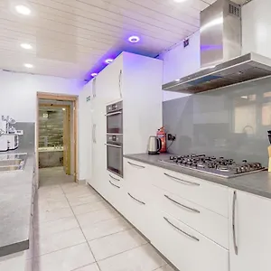 Luxury 4 Bed House With Jacuzzi, We Take Deposits Birmingham