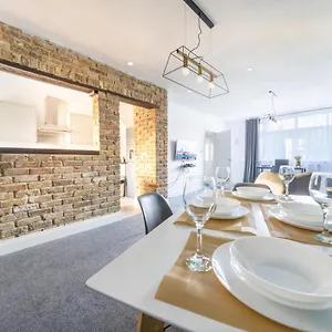  Apartment Contractor Near Heathrow, Windsor Minutes From M4