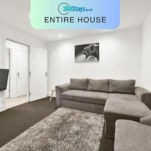  Apartment Rochfords Serviced House With 5 Bedrooms, 4 Bathrooms Up To 8 Beds By 360stays